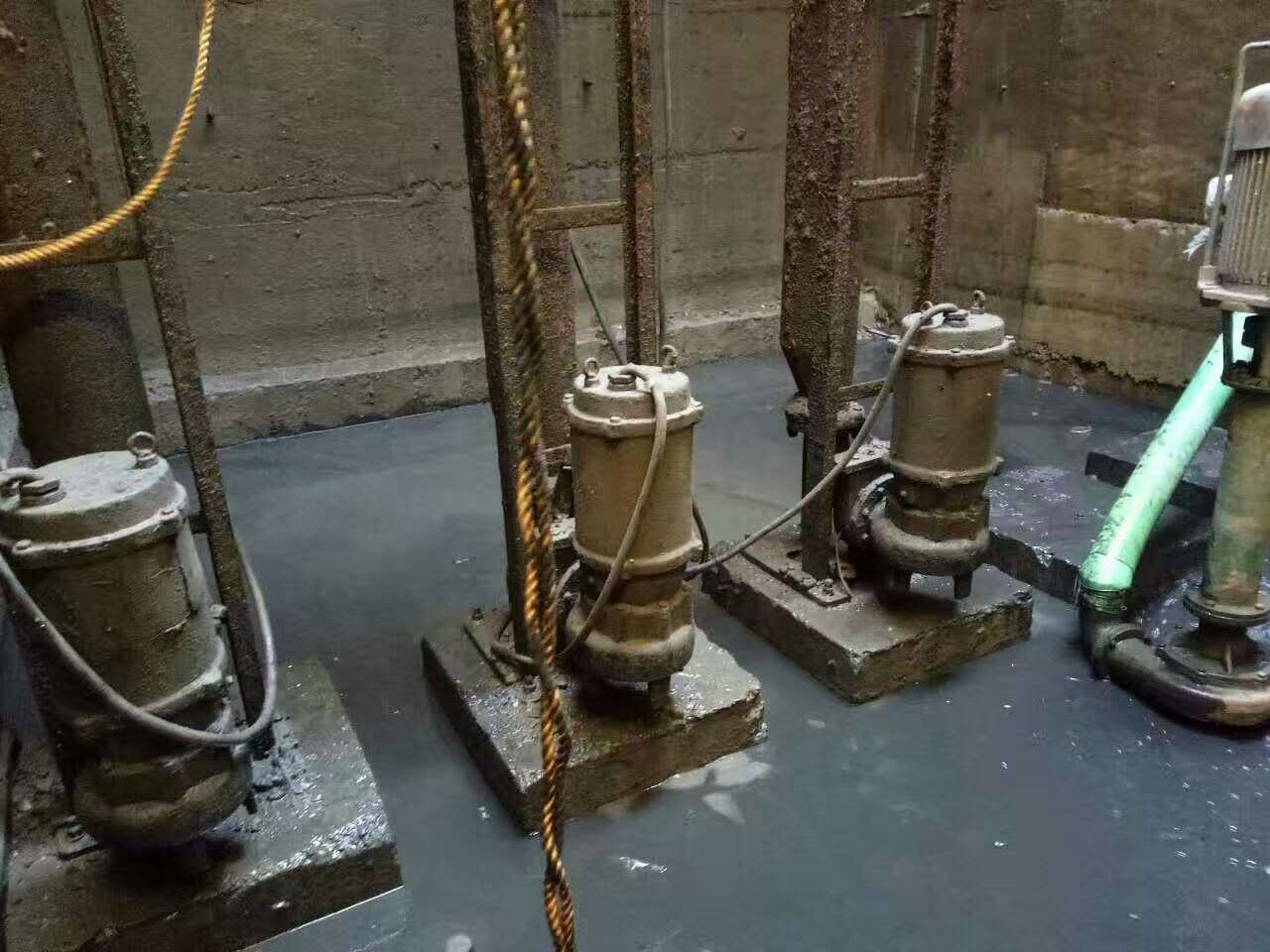 本号镇污水池清理