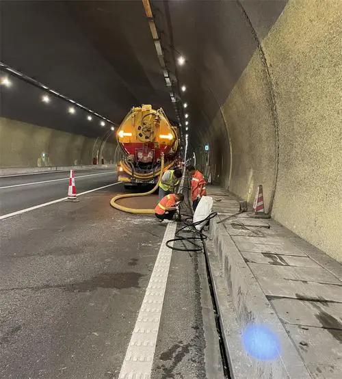 本号镇隧道排水渠清淤